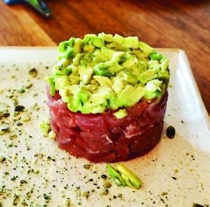 Tunov tatarec z avokadom.