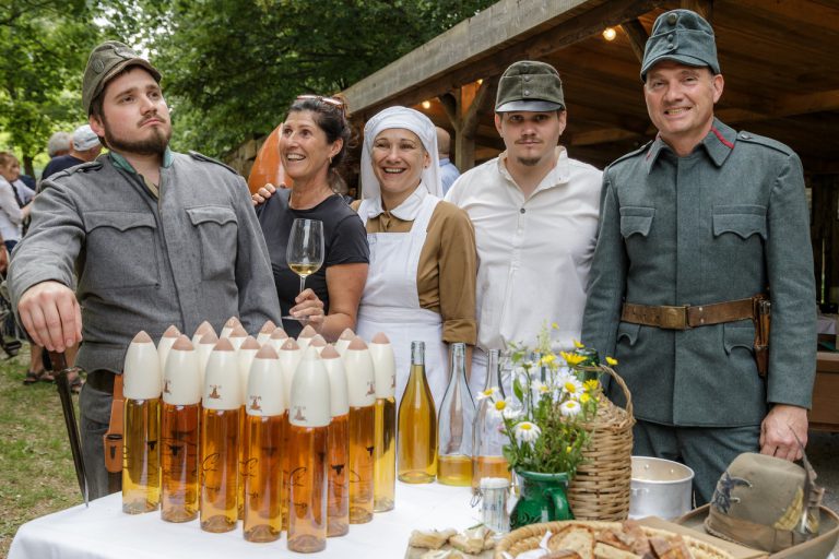 Obletnica, Žogica in UOU