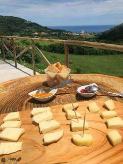 Obroki se vedno začnejo s siri in njihovimi chutneyi. (foto: Matjaž Povše)