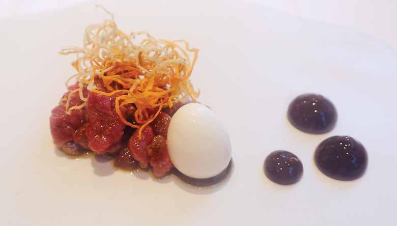 Jelenov carpaccio z mehko kuhanim prepeličjim jajcem ter marmelado iz prinel (bizeljske slive; podobna je malce bolj grenki slivovi marmeladi).