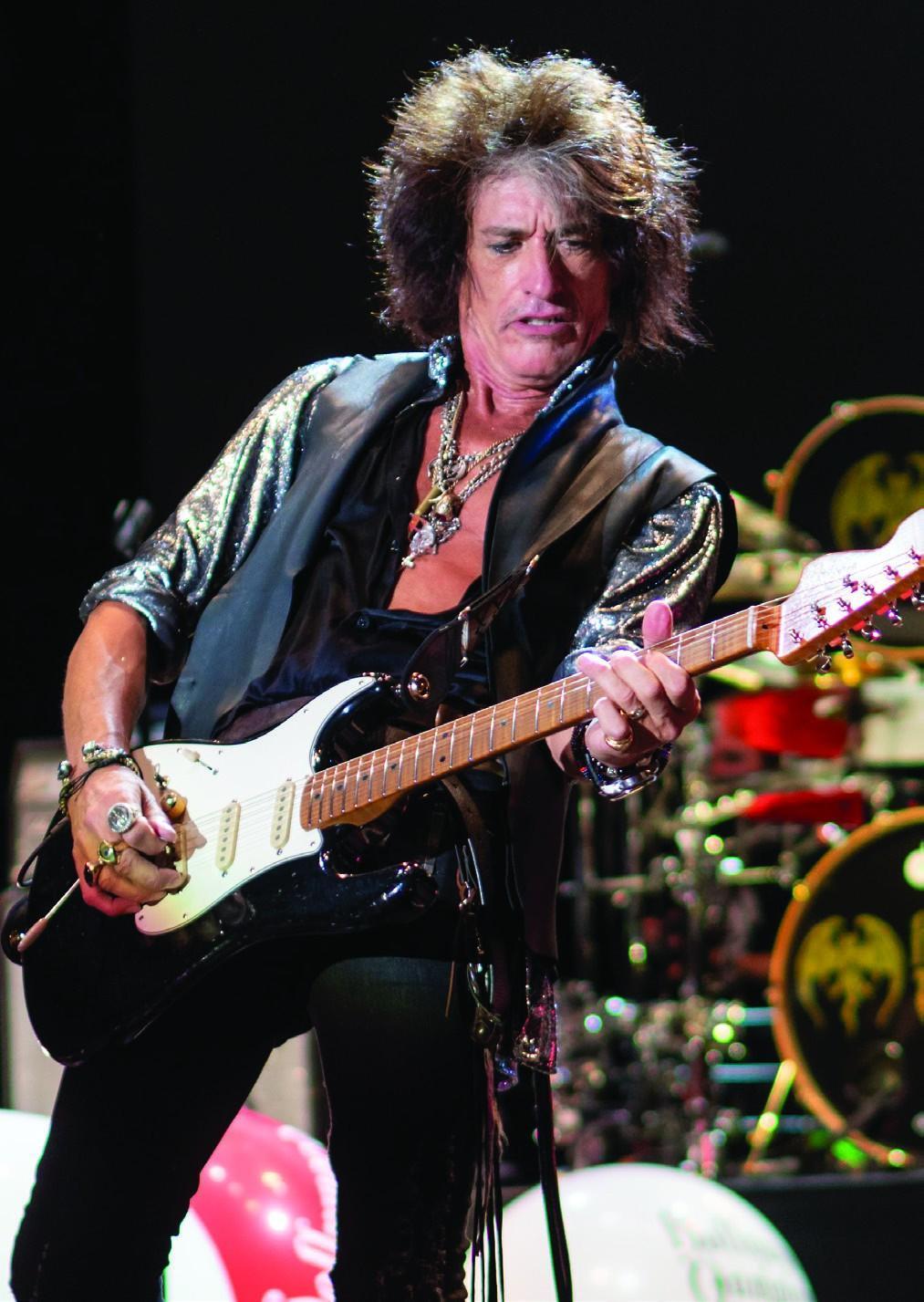 Joe Perry ima doma okrog 400 kitar