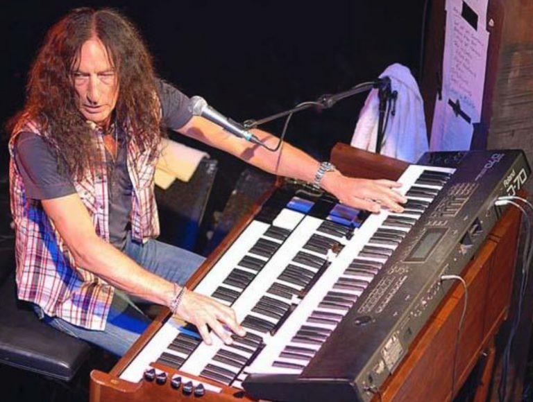 Umrl je Ken Hensley, eden najbolj znanih klaviaturistov v rock glasbi