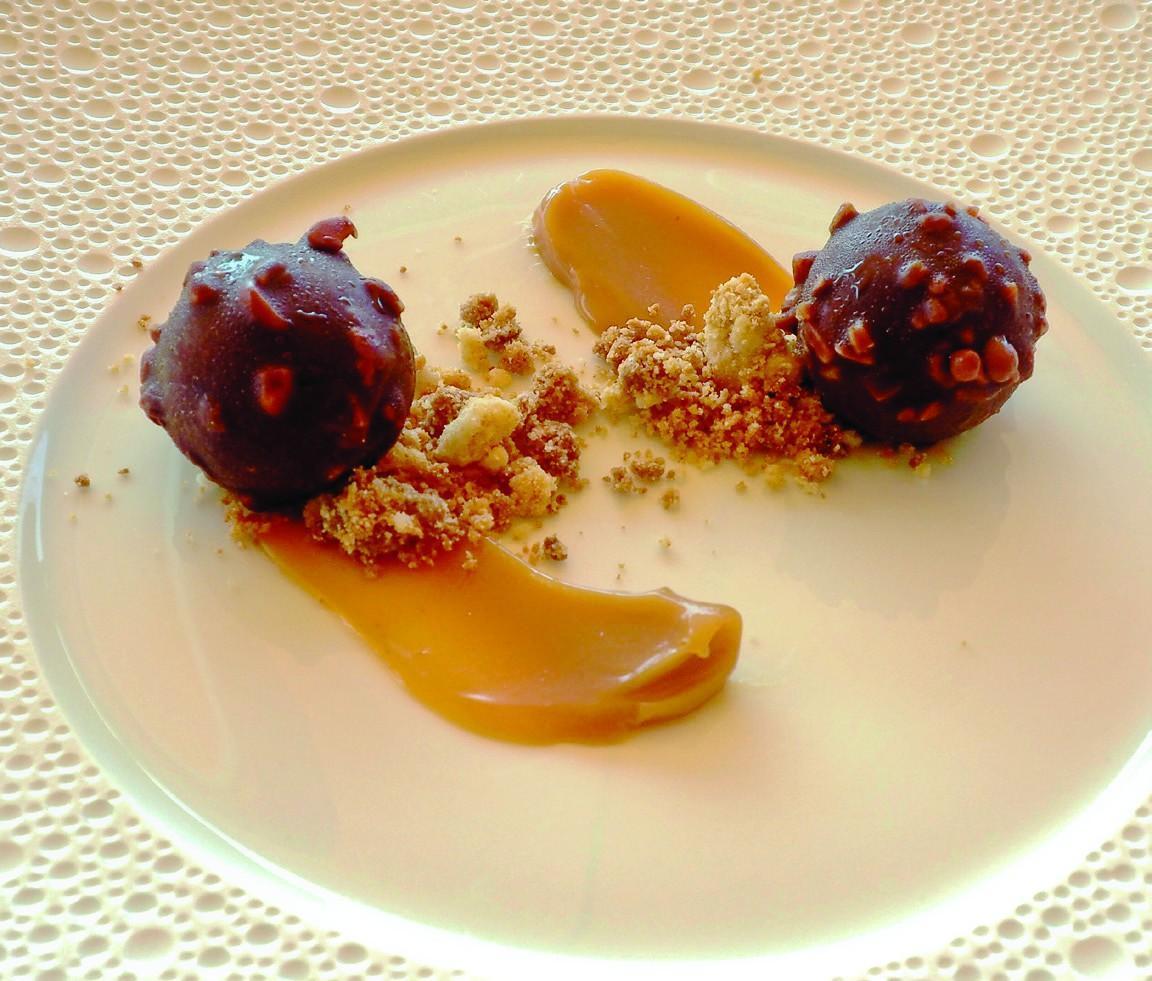 Praline na kremi iz medu, čilija in bele čokolade.