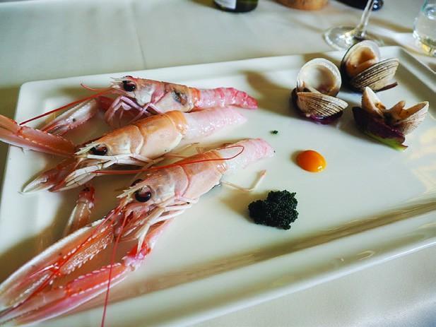 Surovi škampi in surove venernice (vongole).