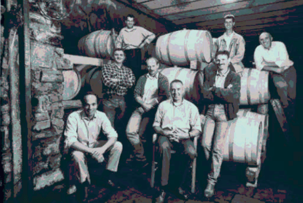 Legendarna fotografija iz knjige Joška Sirka, Gravner sedi na stolu, mladi Valter Mlečnik pa na sodu