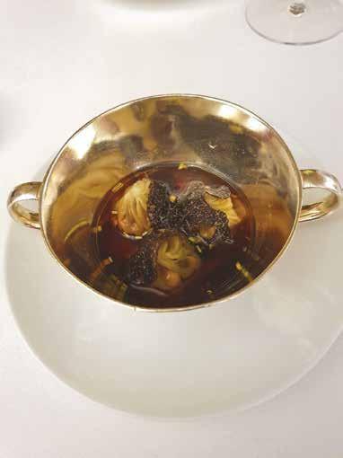 Polnjene testenine v temni juhi