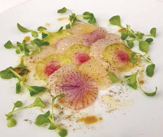 Surove kapesante z nalistano gomoljno zelenjavo s prahom iz črne gomoljike