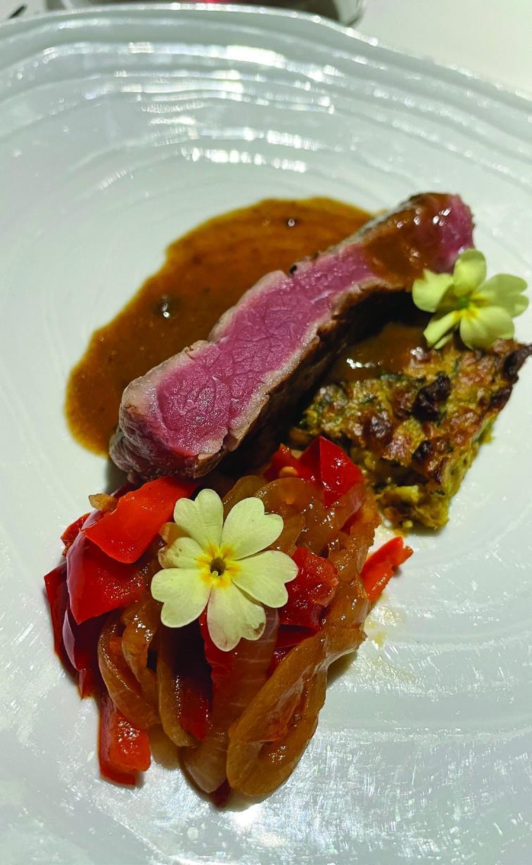 Rakarjev ramsteak s prilogami