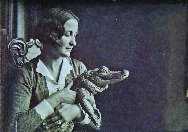 Ksenija Hribar s hišnim ljubljenčkom (1938)