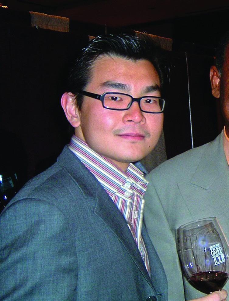 Kjer je veliko denarja, so tudi prevare. Indonezijec Rudy Kurinawan velja za največjega vinskega goljufa, saj je za velike denarje prodajal vinske ponaredke.