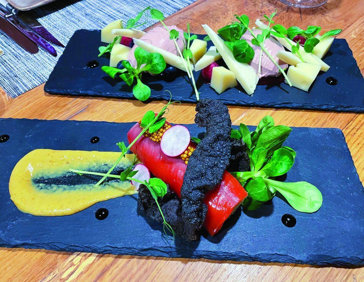 Hladne predjedi – mousse iz račjega mesa in hrenova krema v lososovem ovoju.