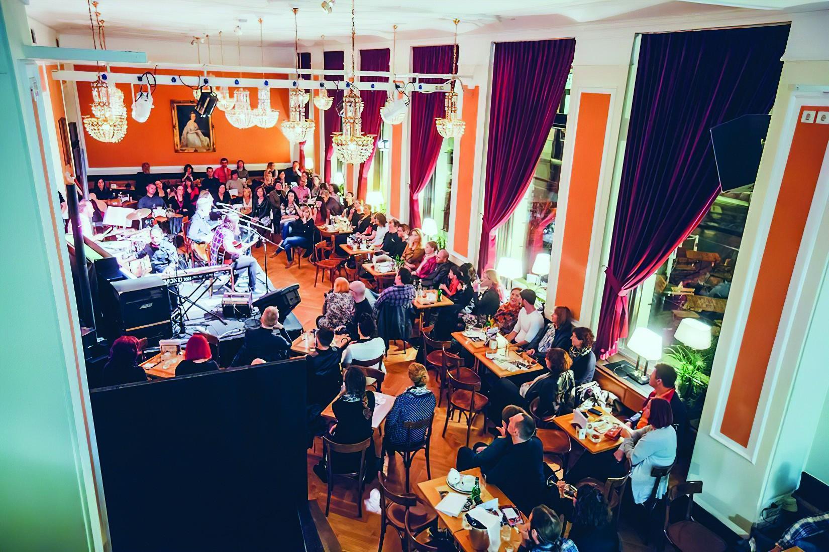 Kavarna v ljubljanskem hotelu Union je prava dunajska kavarna.jpg