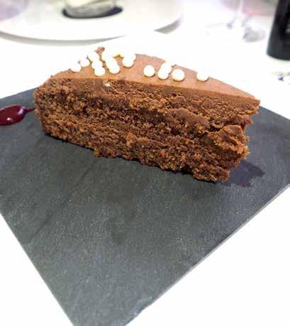 Čokoladna torta z rožiči.