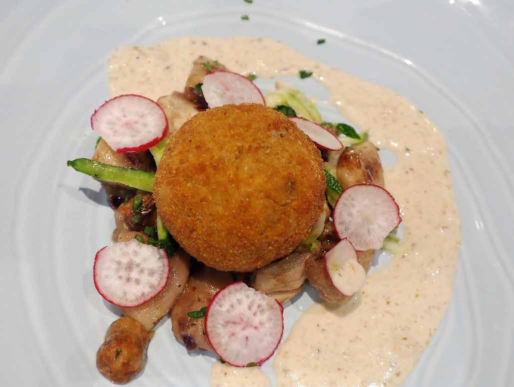 Rakarjev prepoznavni krožnik - praženi jurčki na rdeči čebuli z oparjenimi bučkami, v sredini pa ocvrti ješprenj z mladim sirom in rdečo redkvijo ter kremo iz jurčkov