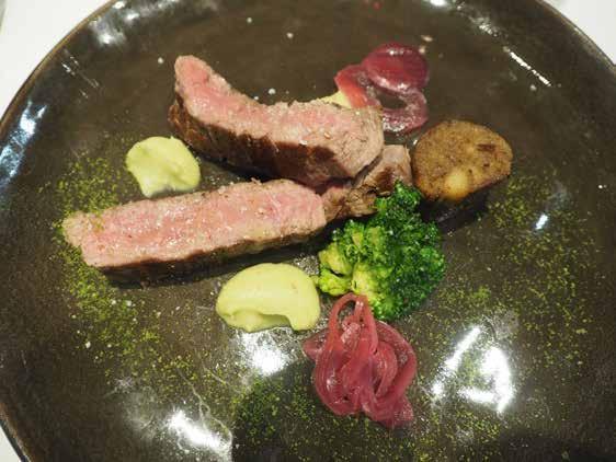 Ramstek iz pravega mesa mesne pasme (limuzin) in kipnikom iz suhih jurčkov.