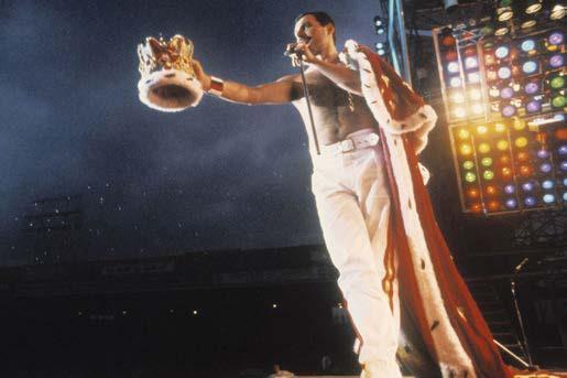 Freddy Mercury je v kraljevski orpavi vedno zaključeval nastope skupine.