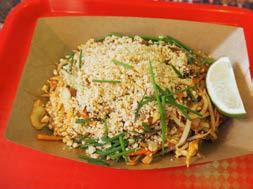 Pad Thai z omako, jajcem in arašidi.