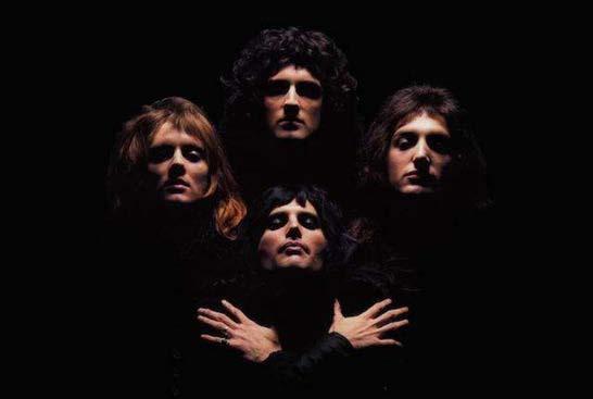 Skupina na videospotu za Bohemian Rhapsody.
