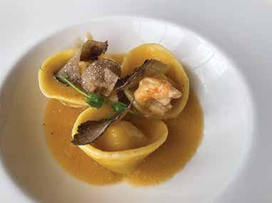 Ravioli, polnjeni s paško skuto v škampovi omaki s tartufi.