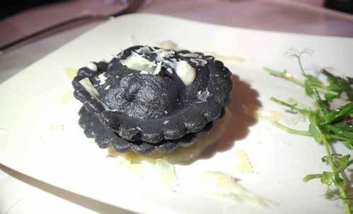 Črni raviol z ribami.
