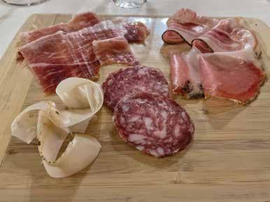 Izbrane suhe mesnine.