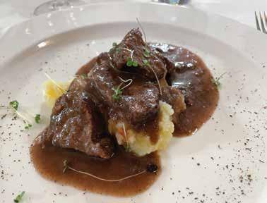 Kuhano telečje lice in domači krompir v kozici.