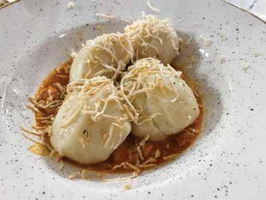 Svaljki iz snedenega (paljenega) testa z zajčjim ragujem in okajeno skuto.