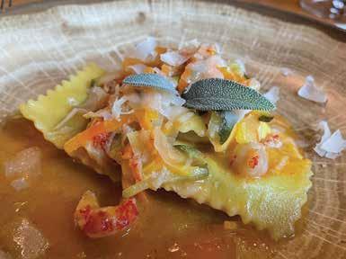 Dolenjski ravioli, polnjeni s špinačo in skuto z repi potočnih rakov in zelenjavo.