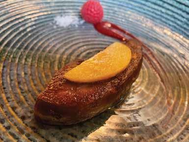 Pečena gosja jetra z jabolčno rezino.