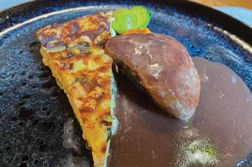 Svinjska ribica s suho slivo v portovi omaki s porovo zloženko.