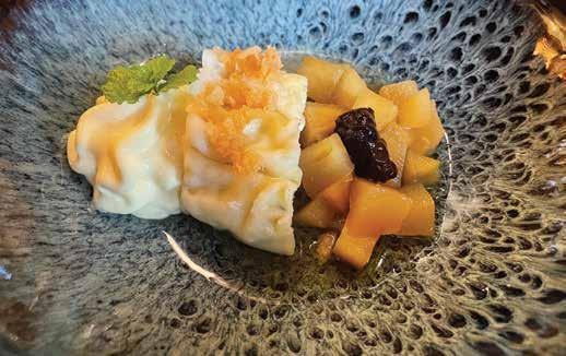 Zmerno sladki pehtranov štrukelj z jabolčnim kompotom in vaniljevo kremo.