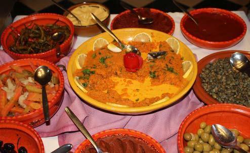 jedi so običajno postrežene na slikoviti tunizijski keramiki.