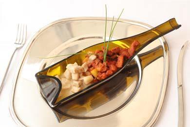 Duhovita predjed - iberico pujsek v kremasti omaki in s pekočo papriko v prahu na originalnem krožniku.