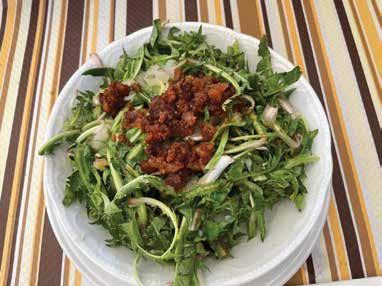 Regrat z vročim krompirjem in ocvirki.