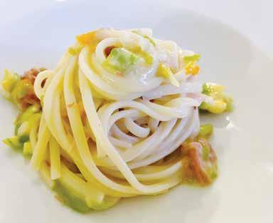 Špageti s pršutom in zelenjavo.