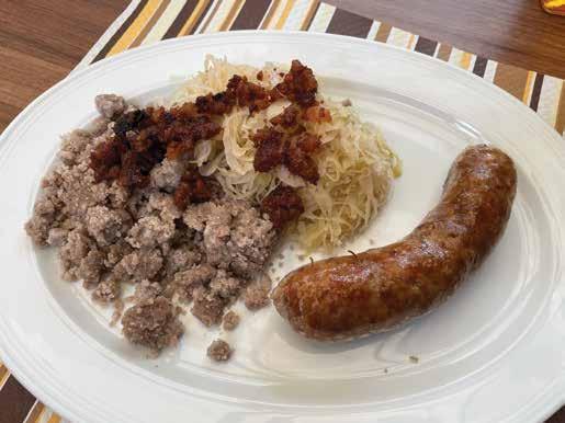 Zadnje pečenice s kislim zeljem in žganci.