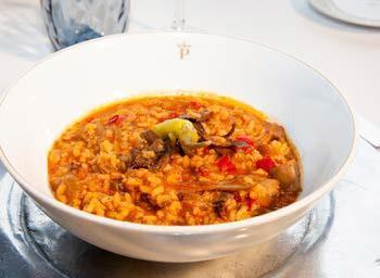 Tudi klasična paella ne manjka.