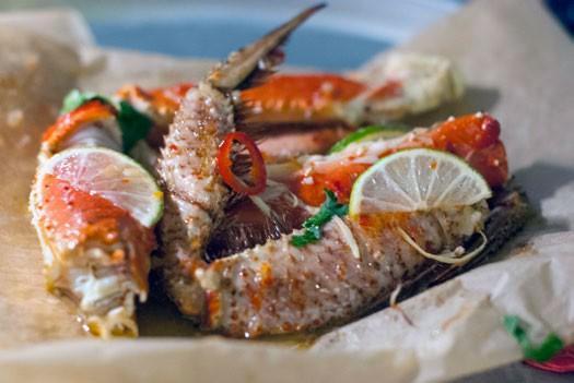 Kamčatska rakovica v pergamentu, restavracija Wine & Crab.