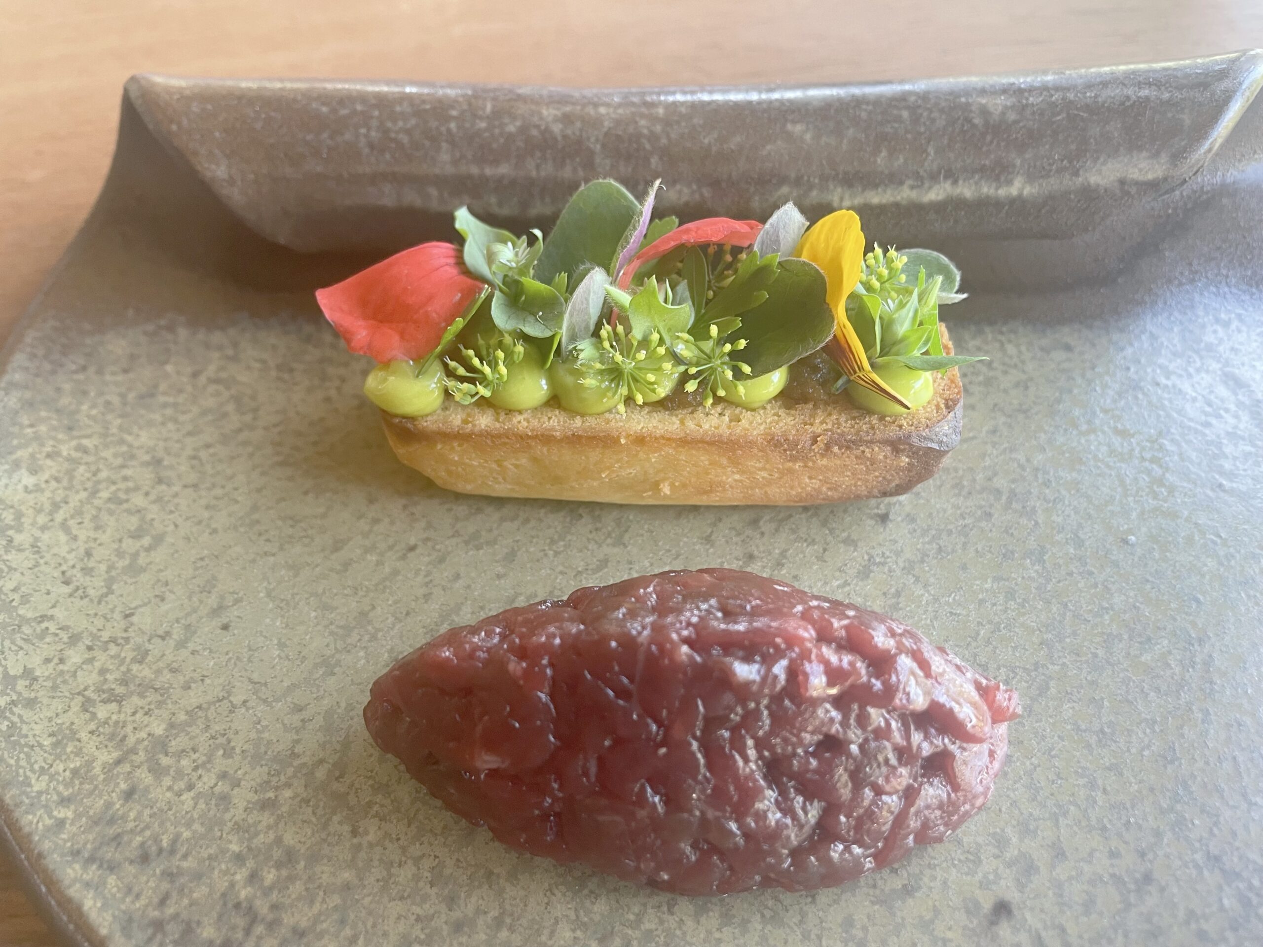 Nojevo meso in pisana brusketa.