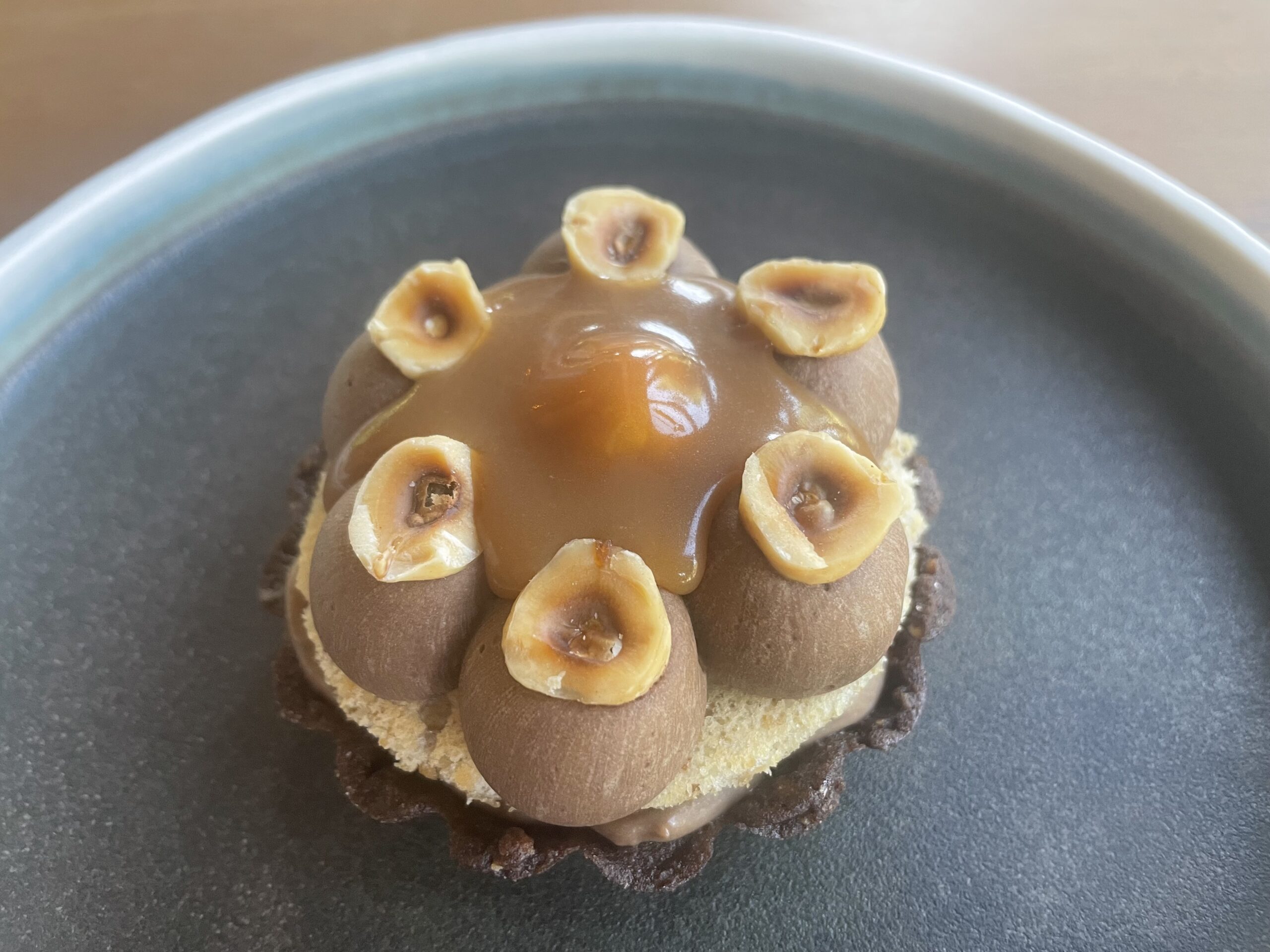 Čokolada, karamela in lešniki.