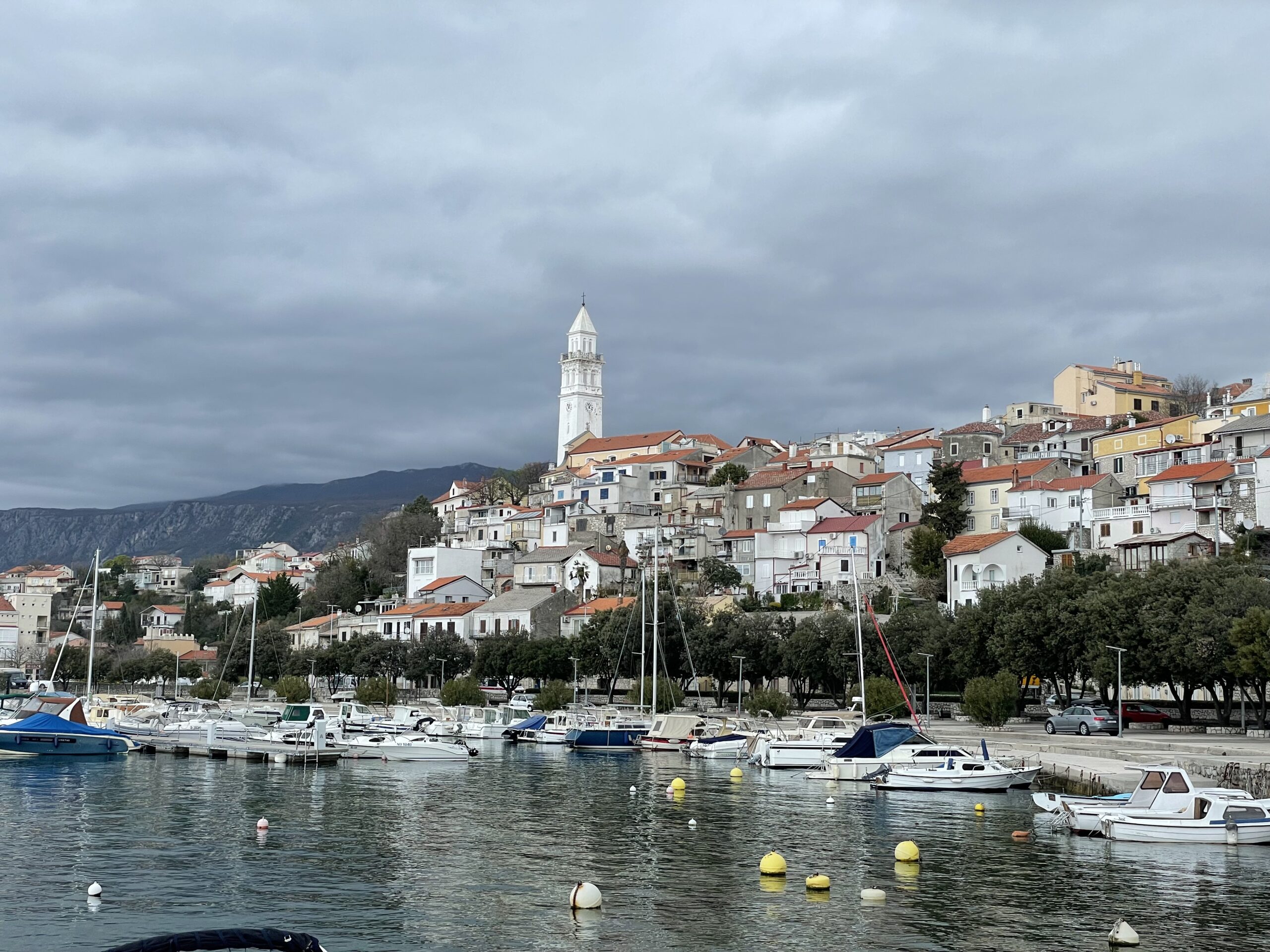 Pogled na Vrbnik iz pristanišča