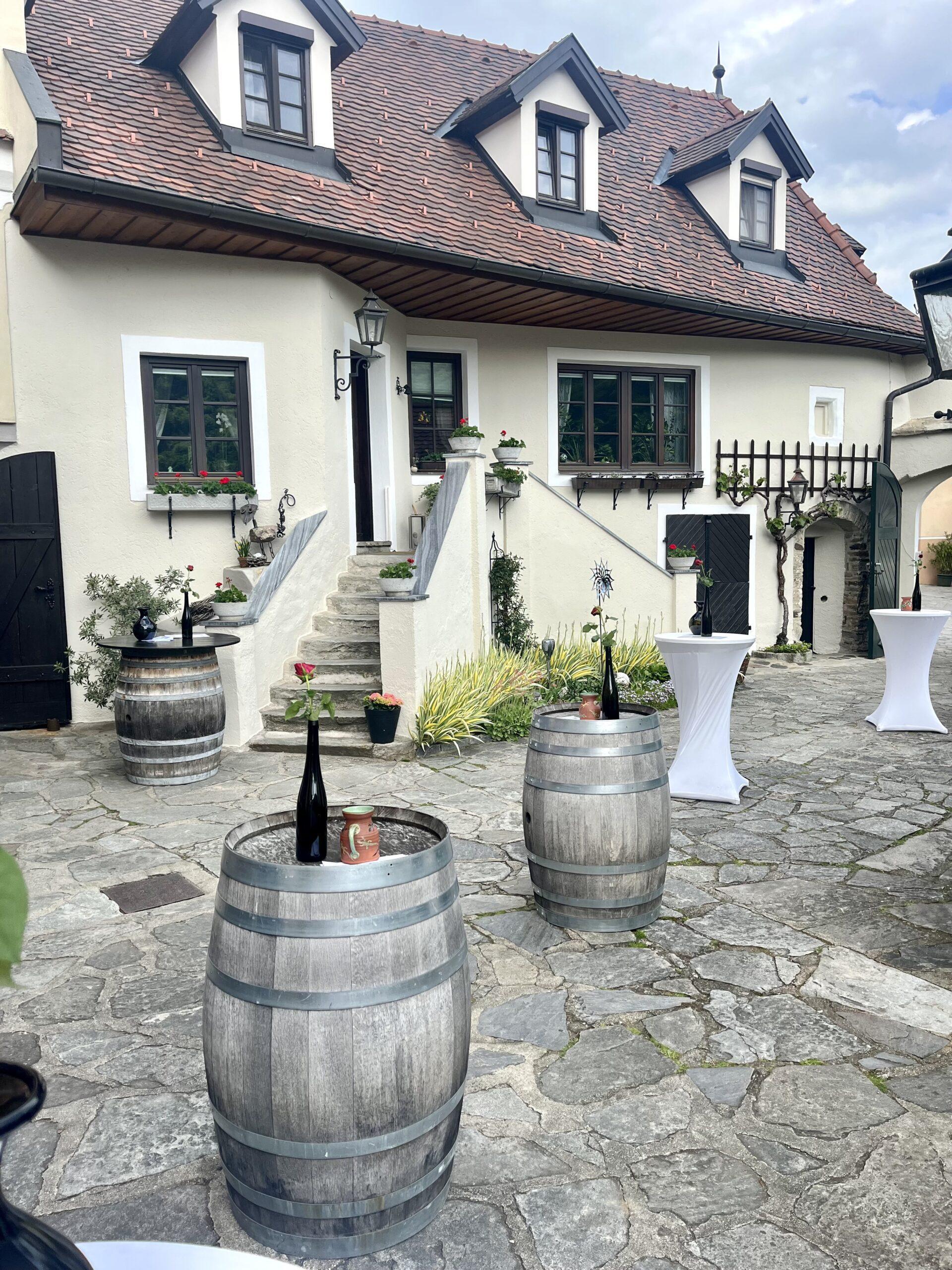 Simpatično urejeno dvorišče je pripravljeno na goste