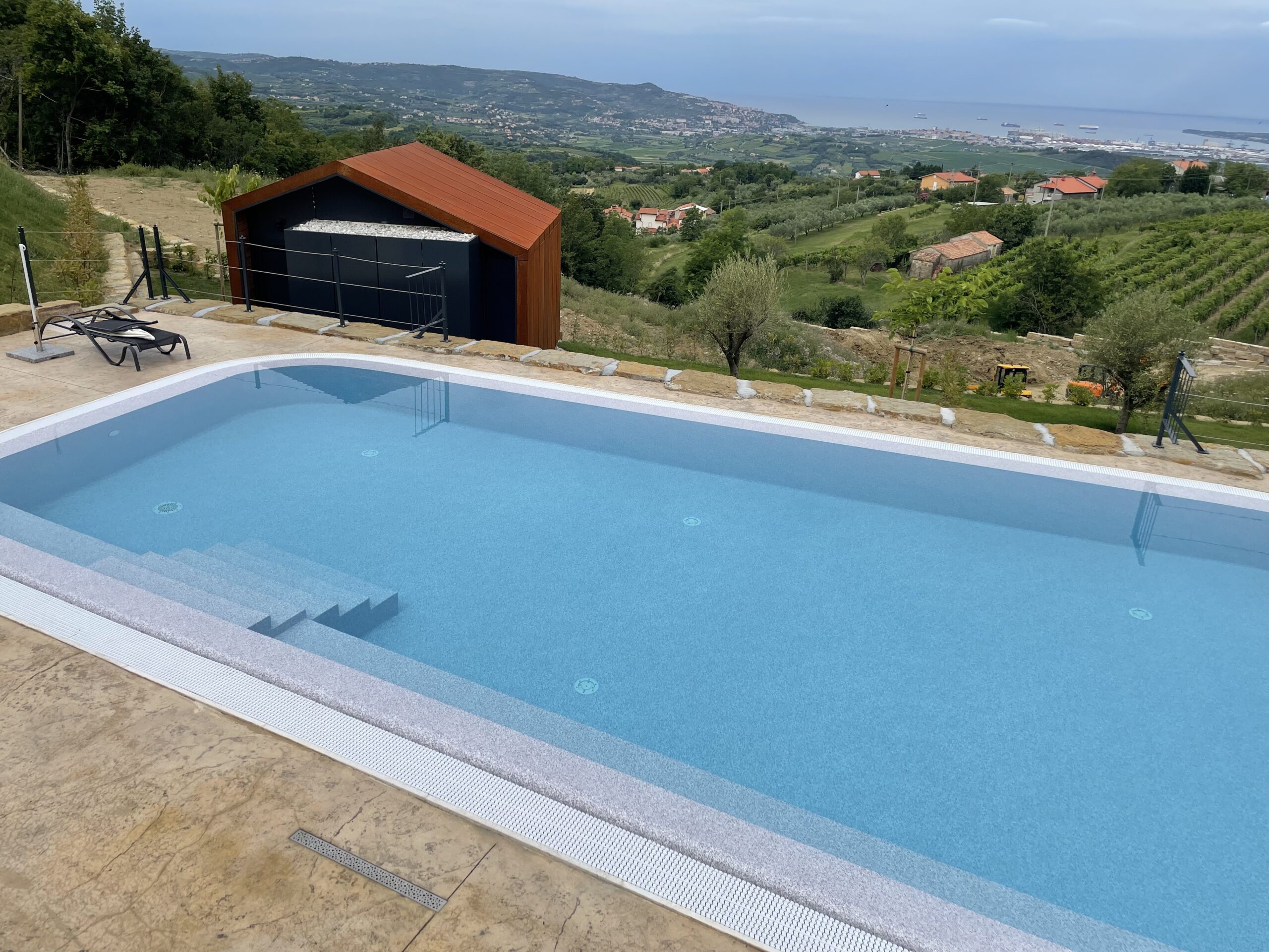 Vinski glamping ima tudi bazen