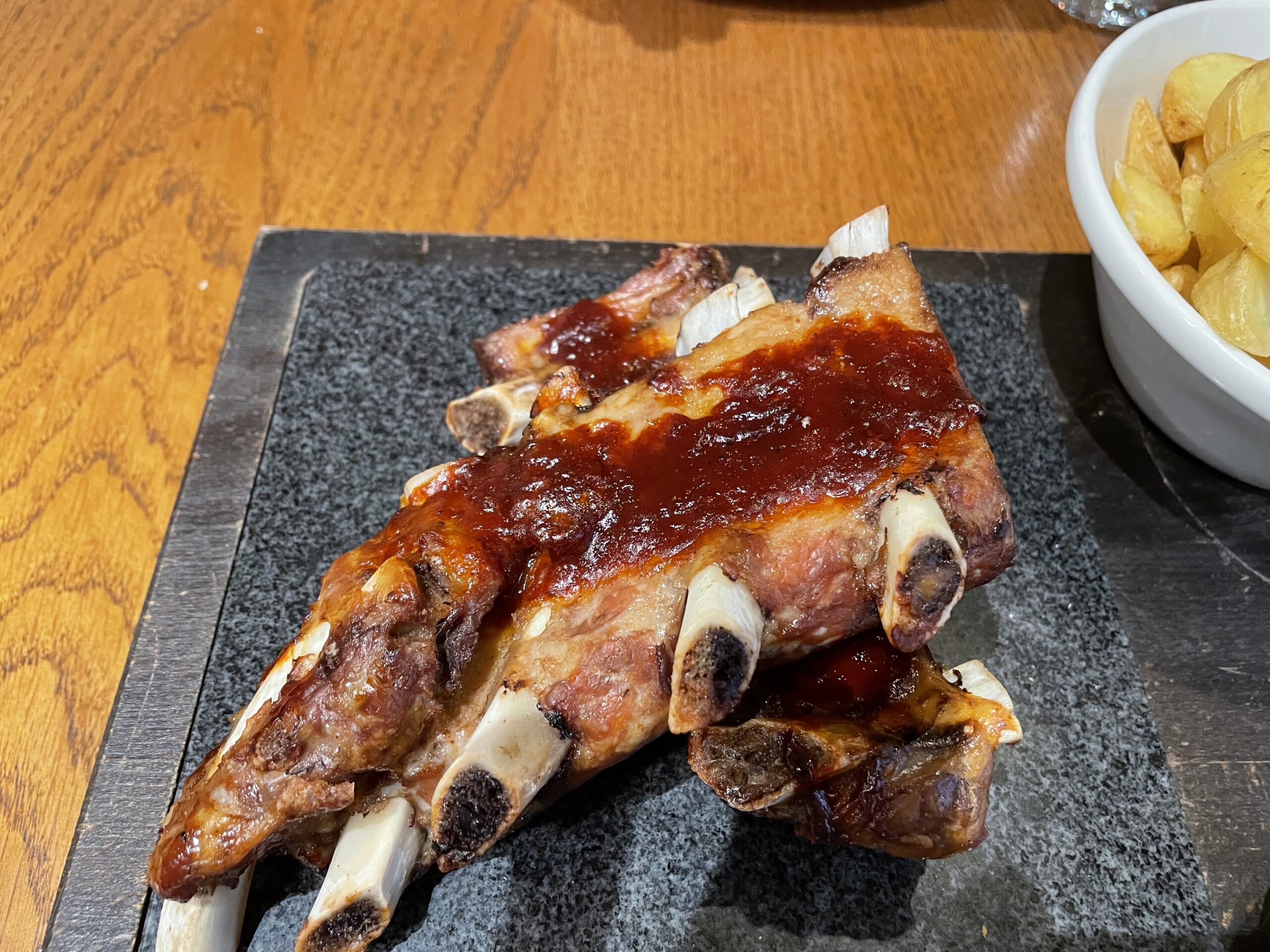 5. Spare ribs z domačim krompirčkom