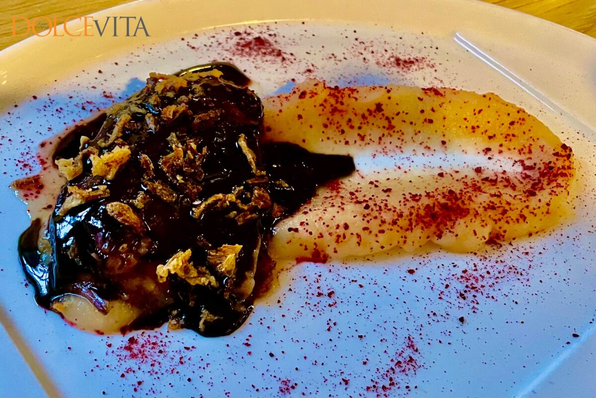 Boškarinova lička na sous-vide v omaki in pirejem iz zelene.