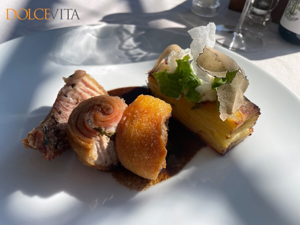 Konfitiran odojek s krompirjevo zloženko.