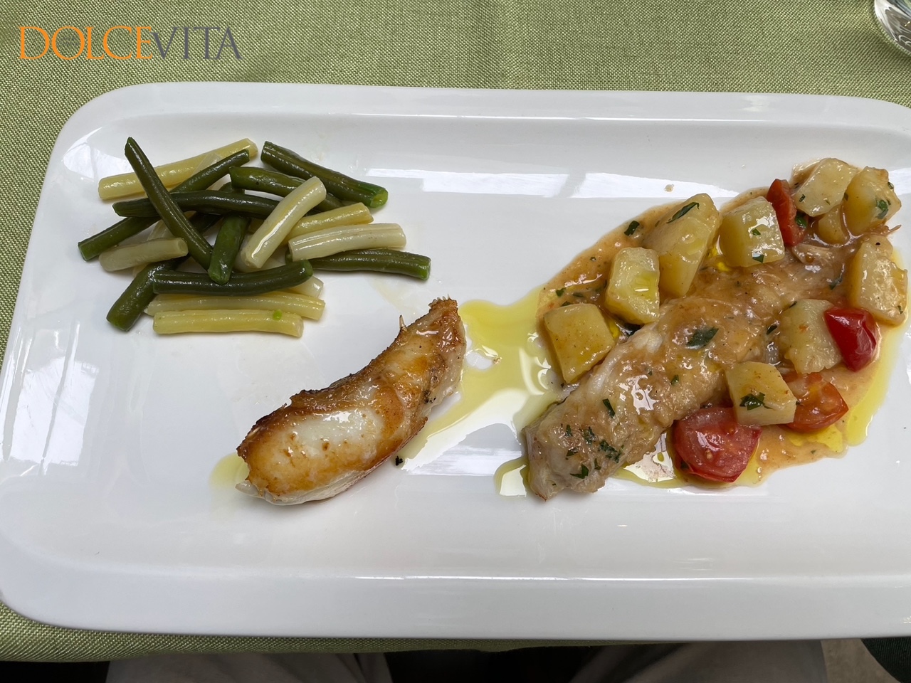 Pečena morska žaba in morski skat s krompirjem v pečici.