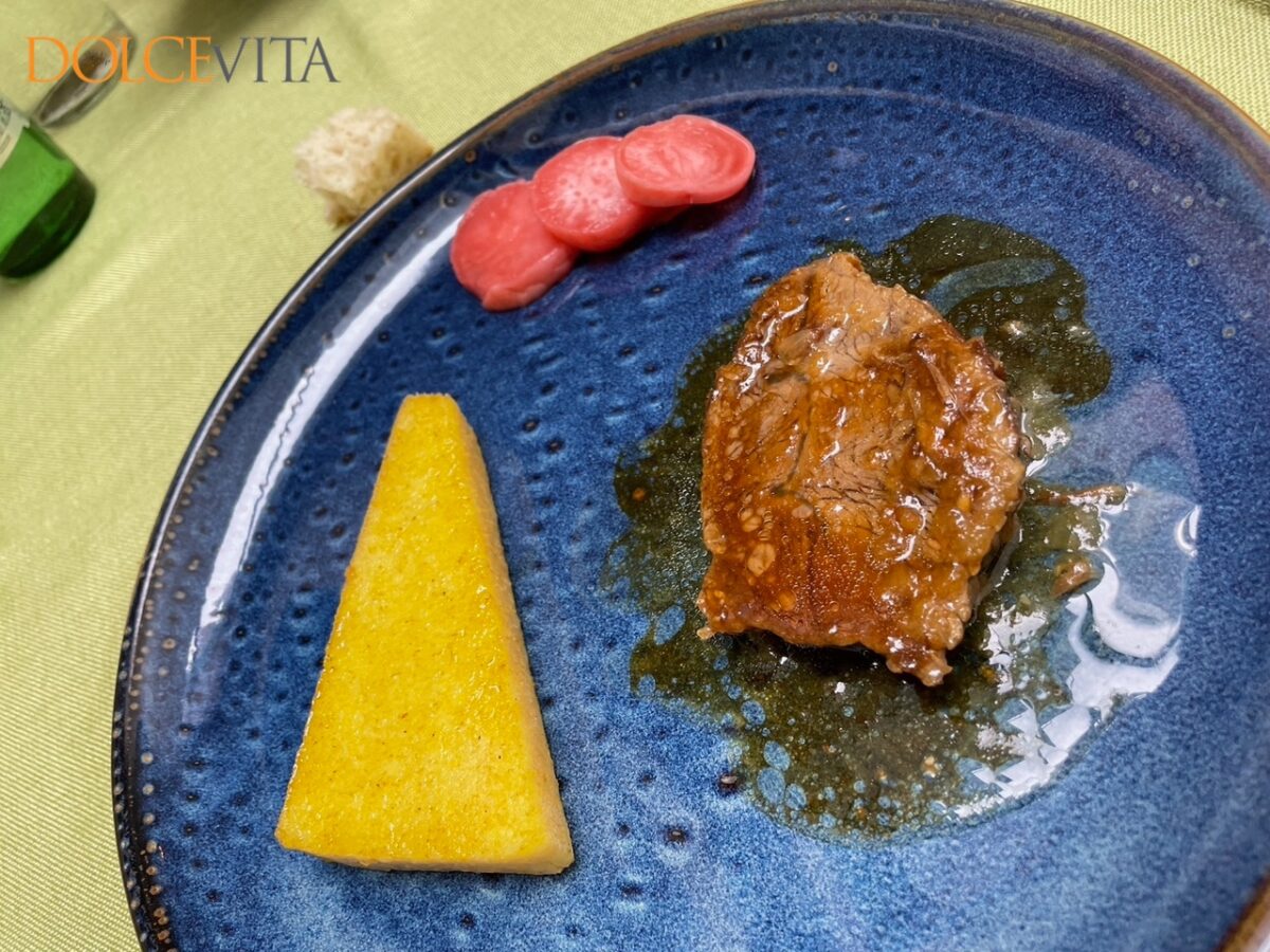 Pečena teletina s pečeno polento in mariniranimi rdečimi redkvicami.