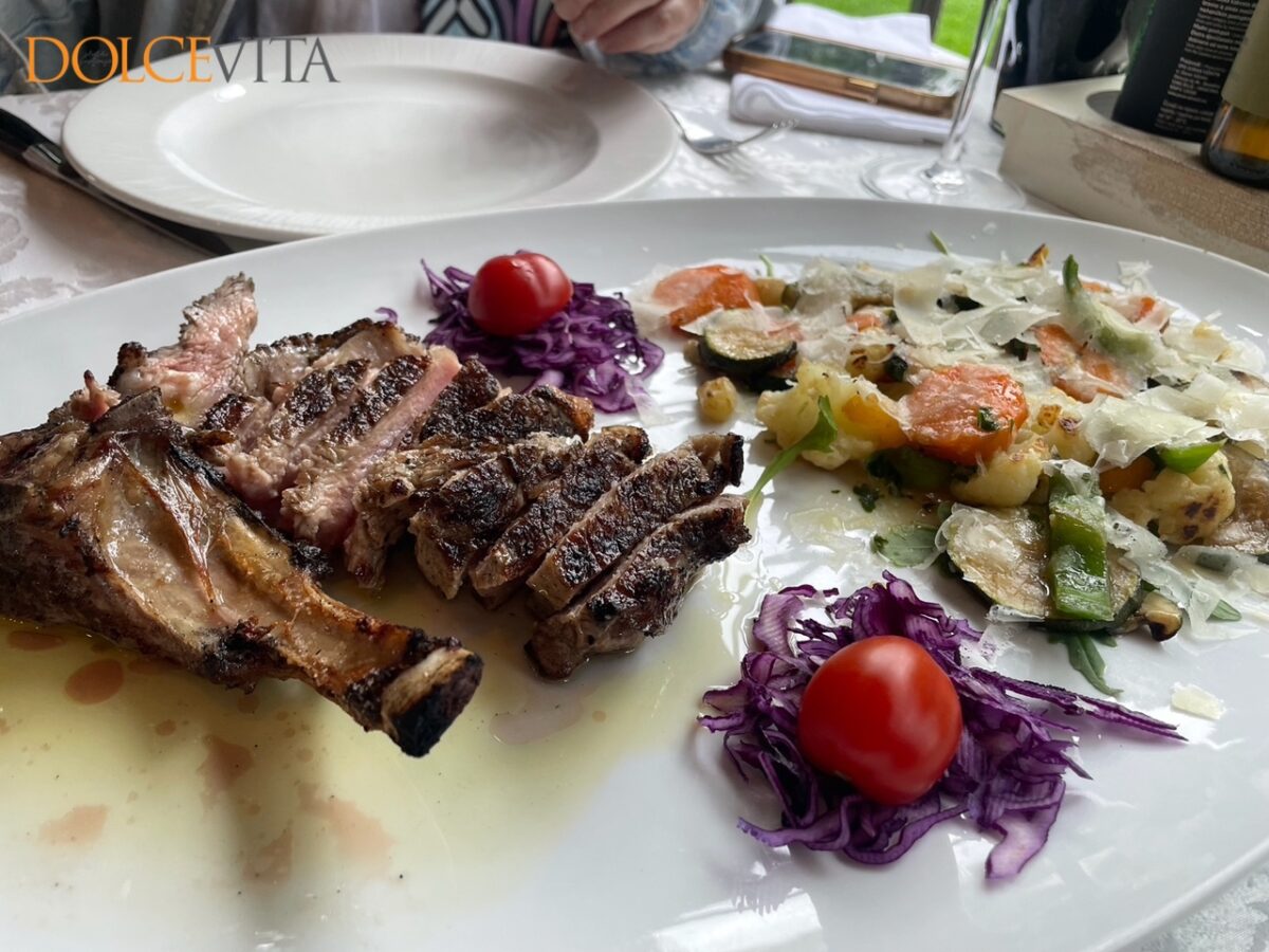 Goveja tagliatta na žaru s pečeno zelenjavo.