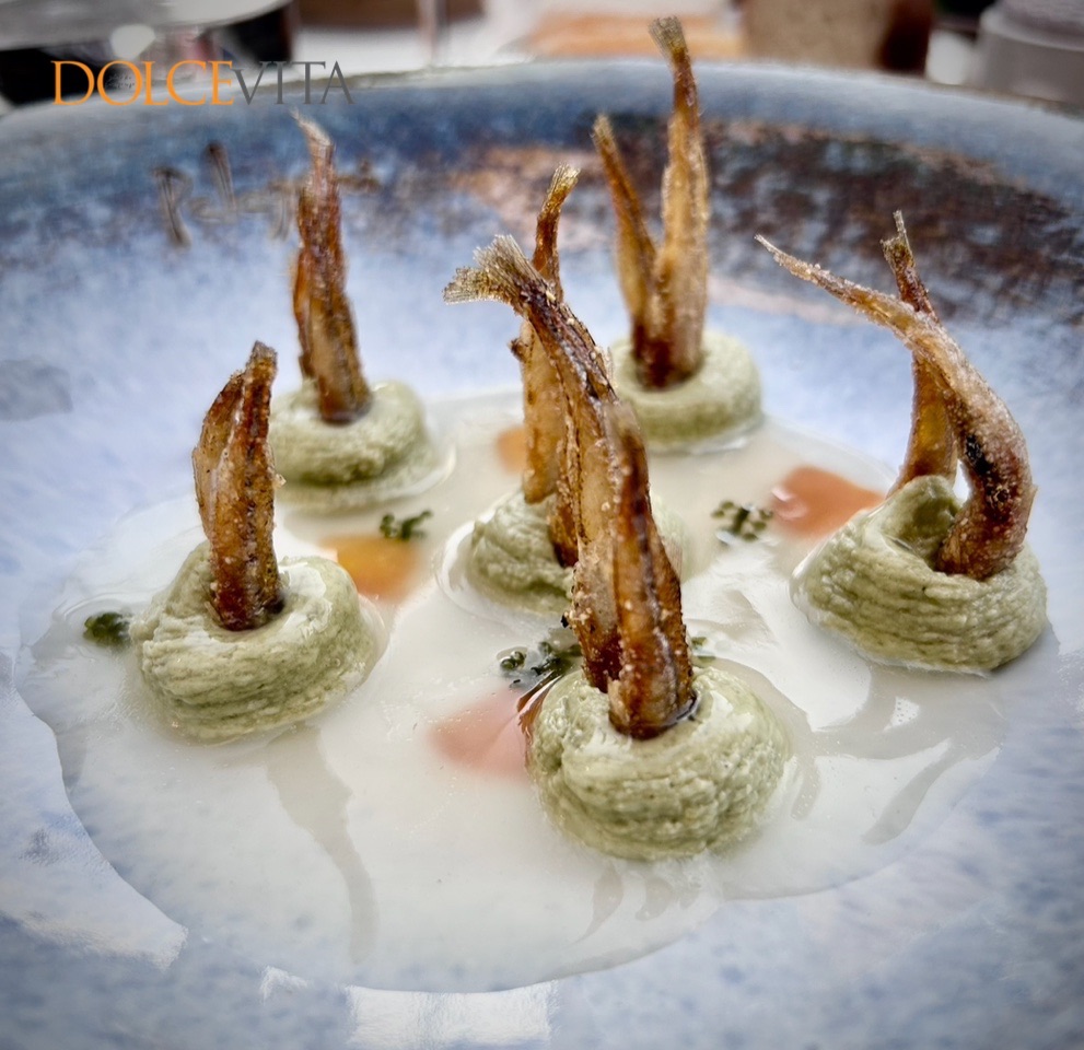 Ocvrti inčuni v zeliščni skuti.